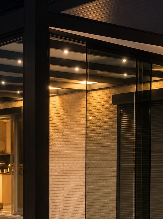 Detail van het aluminium profiel en verlichting bij avondlicht