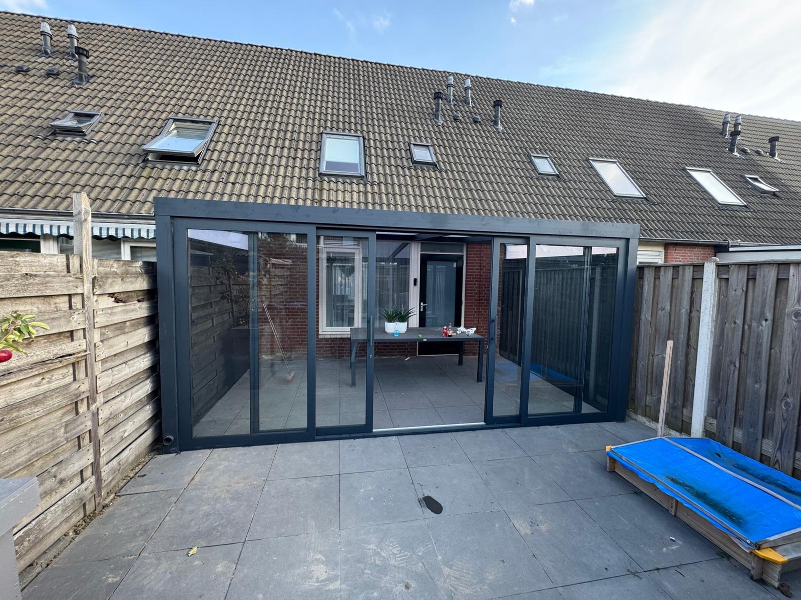 Veranda over volledige breedte van de woning, met dakramen zichtbaar